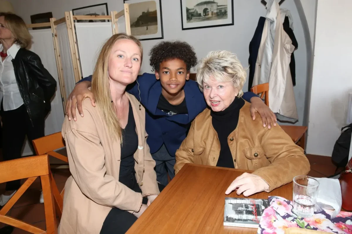 Alena Vránová s vnučkou a pravnukem