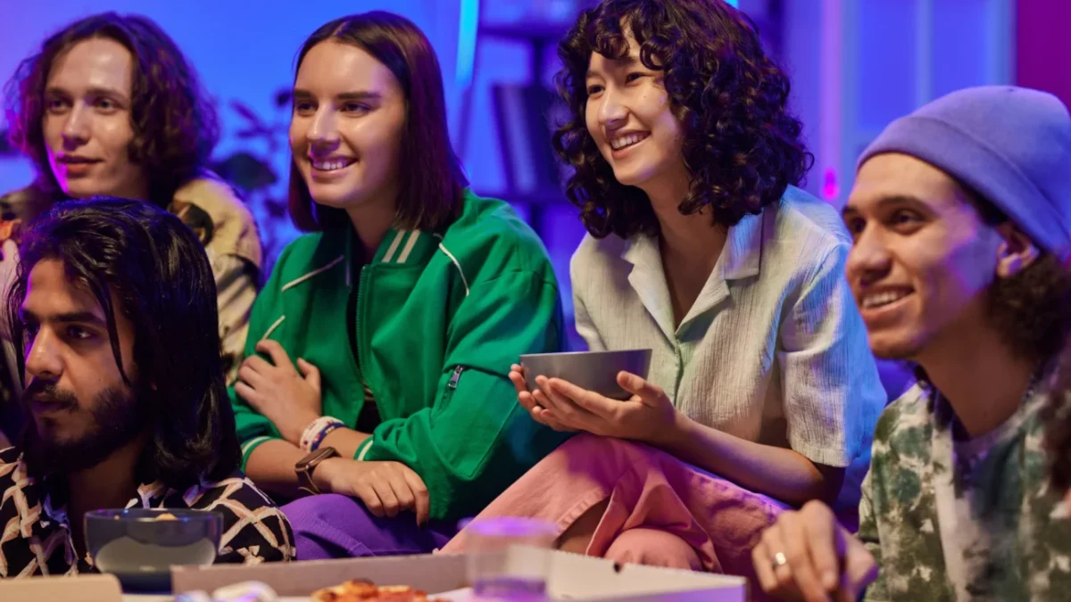 Lidé slavící u televize.