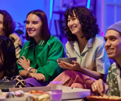 Lidé slavící u televize.