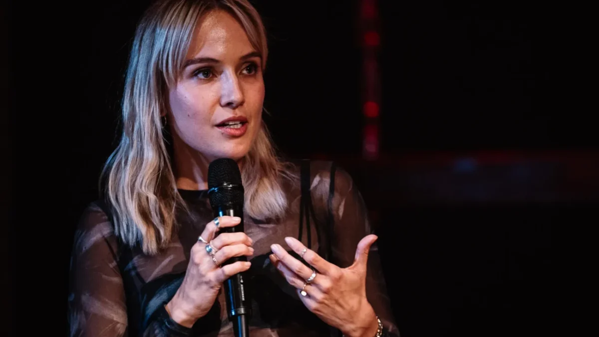 Tereza Ramba mluví do mikrofonu.