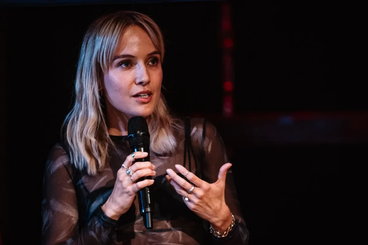 Tereza Ramba mluví do mikrofonu.