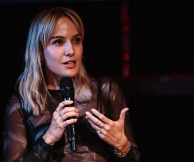 Tereza Ramba mluví do mikrofonu.