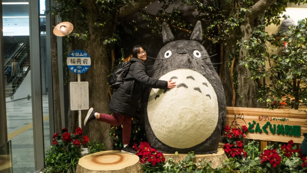 Žena se fotí s Totorem.