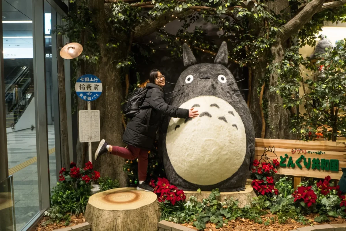 Žena se fotí s Totorem.