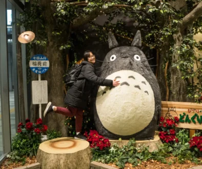 Žena se fotí s Totorem.