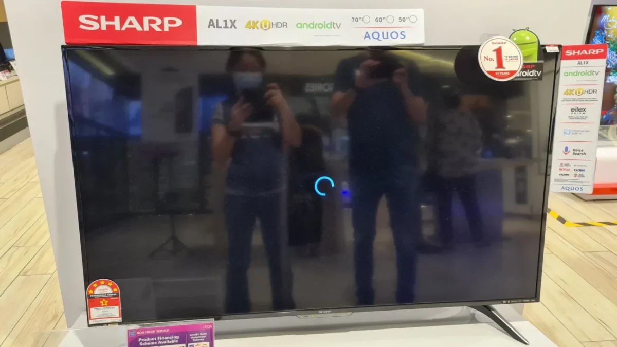 TV stojí v obchodě.