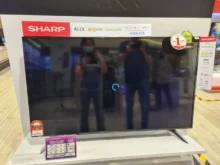 TV stojí v obchodě.