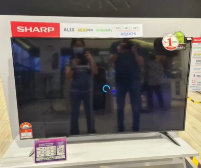 TV stojí v obchodě.