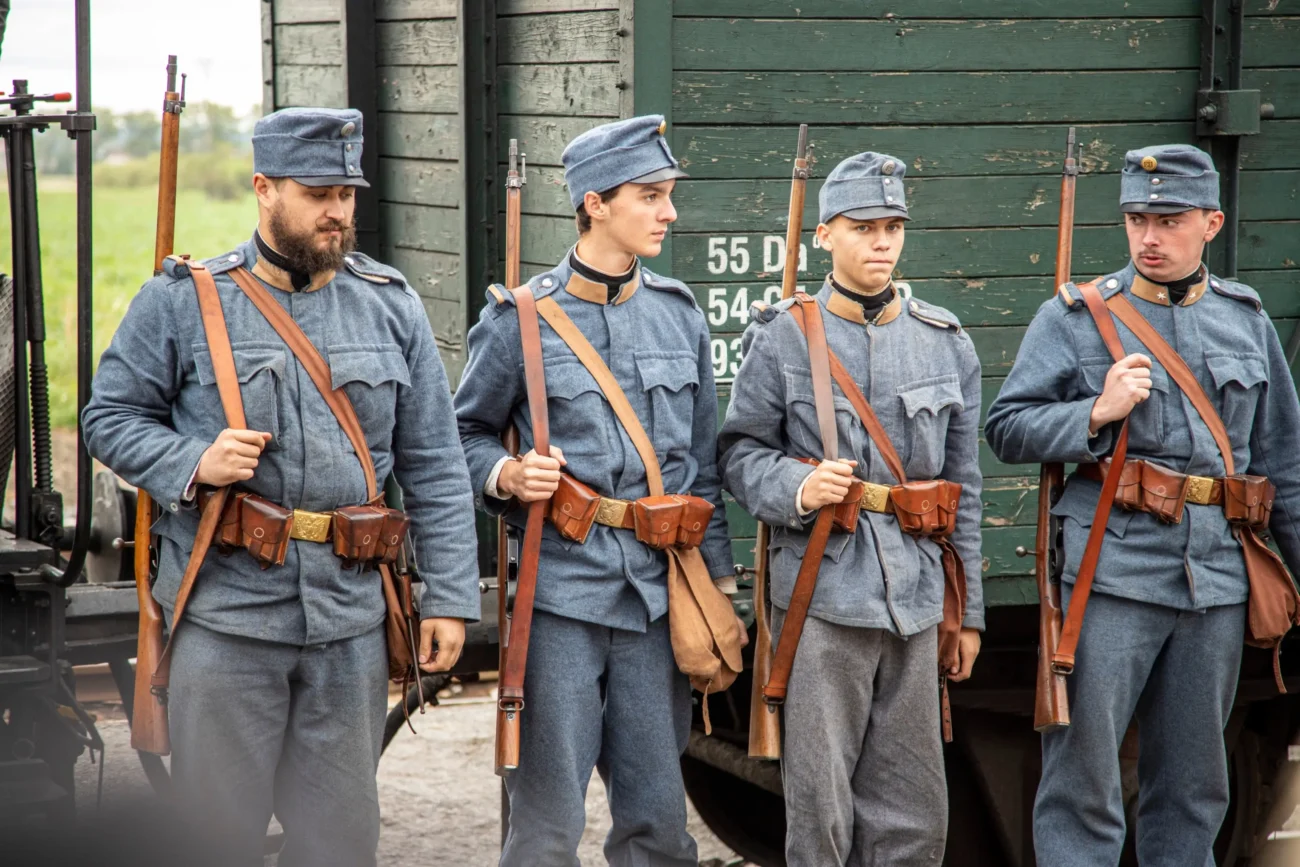 Vojáci stojí vedle sebe.