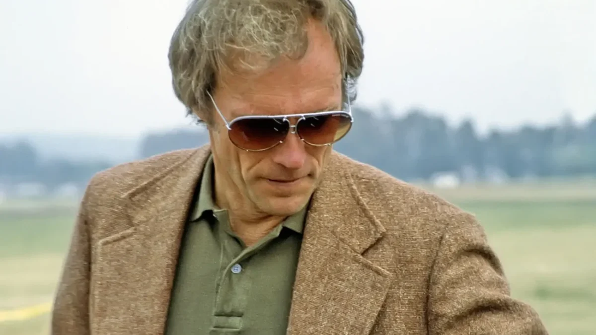 Muž se chystá usednout do auta.