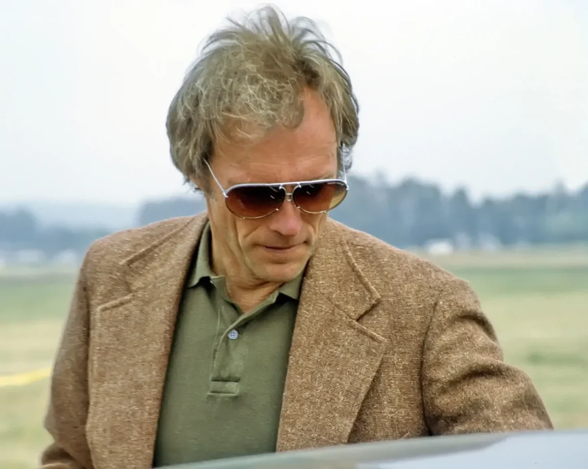 Muž se chystá usednout do auta.