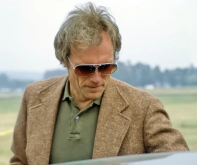 Muž se chystá usednout do auta.