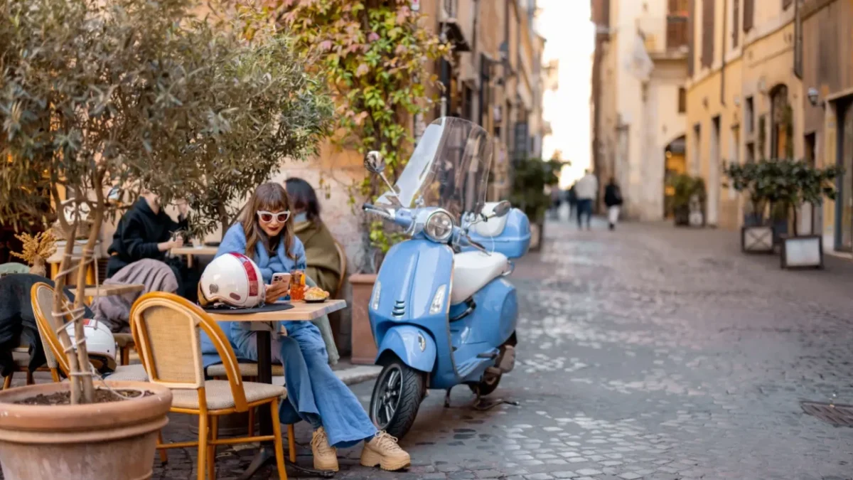 paní s vespou sedí v italské kavárně