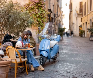 paní s vespou sedí v italské kavárně