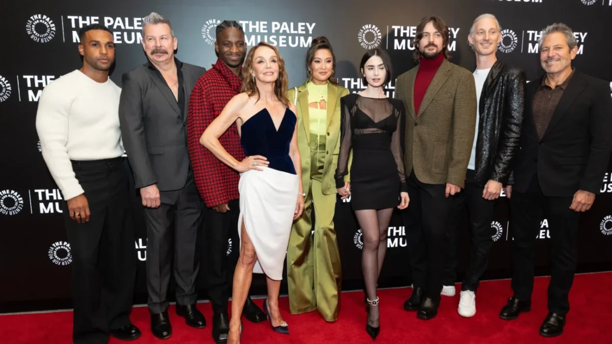 Herci z Emily in Paris stojí vedle sebe.