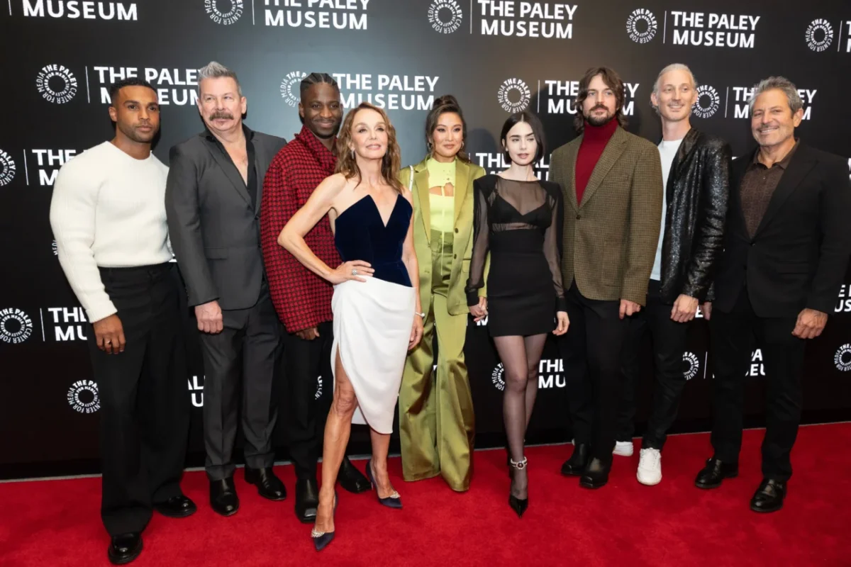 Herci z Emily in Paris stojí vedle sebe.