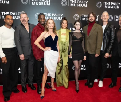 Herci z Emily in Paris stojí vedle sebe.