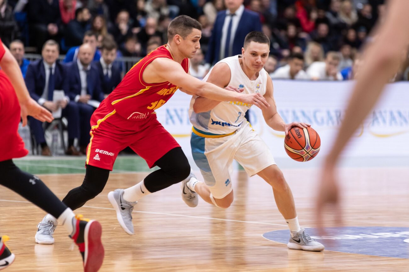 sport | TVGURU.cz sportovci hrají basketbal