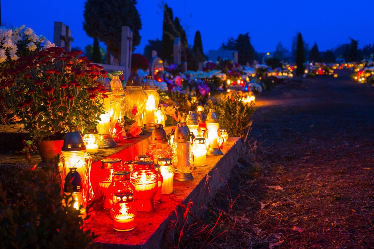 zapálené svíčky na hřbitově