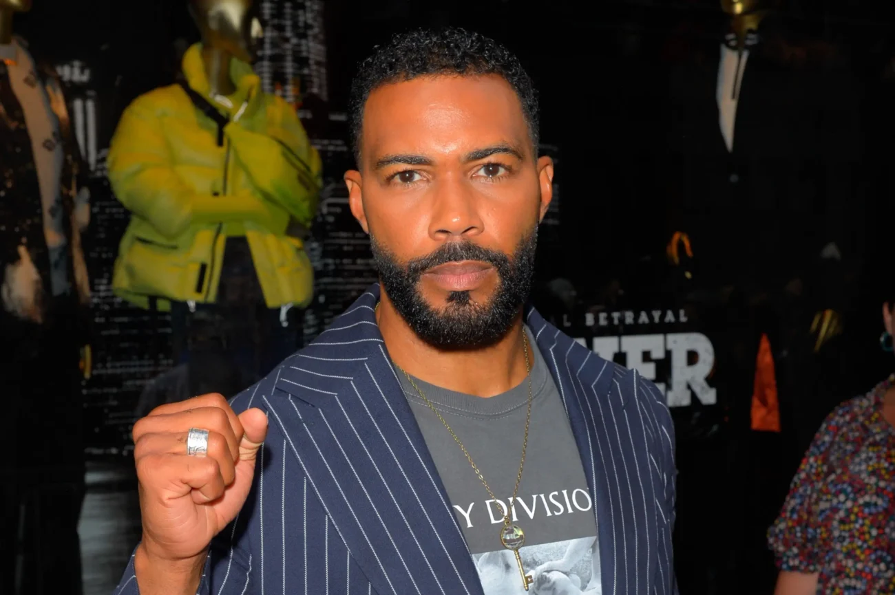 shutterstock_1483672826-2 | TVGURU.cz Omari Hardwick ukazuje pěst.