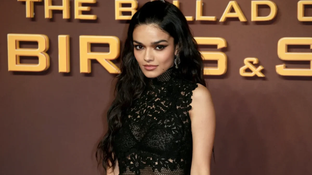 Rachel Zegler pózuje novinářům.