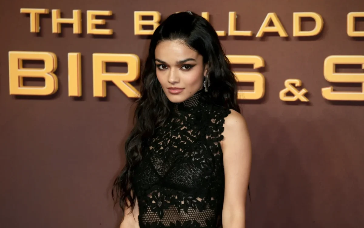 Rachel Zegler pózuje novinářům.