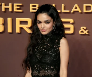 Rachel Zegler pózuje novinářům.