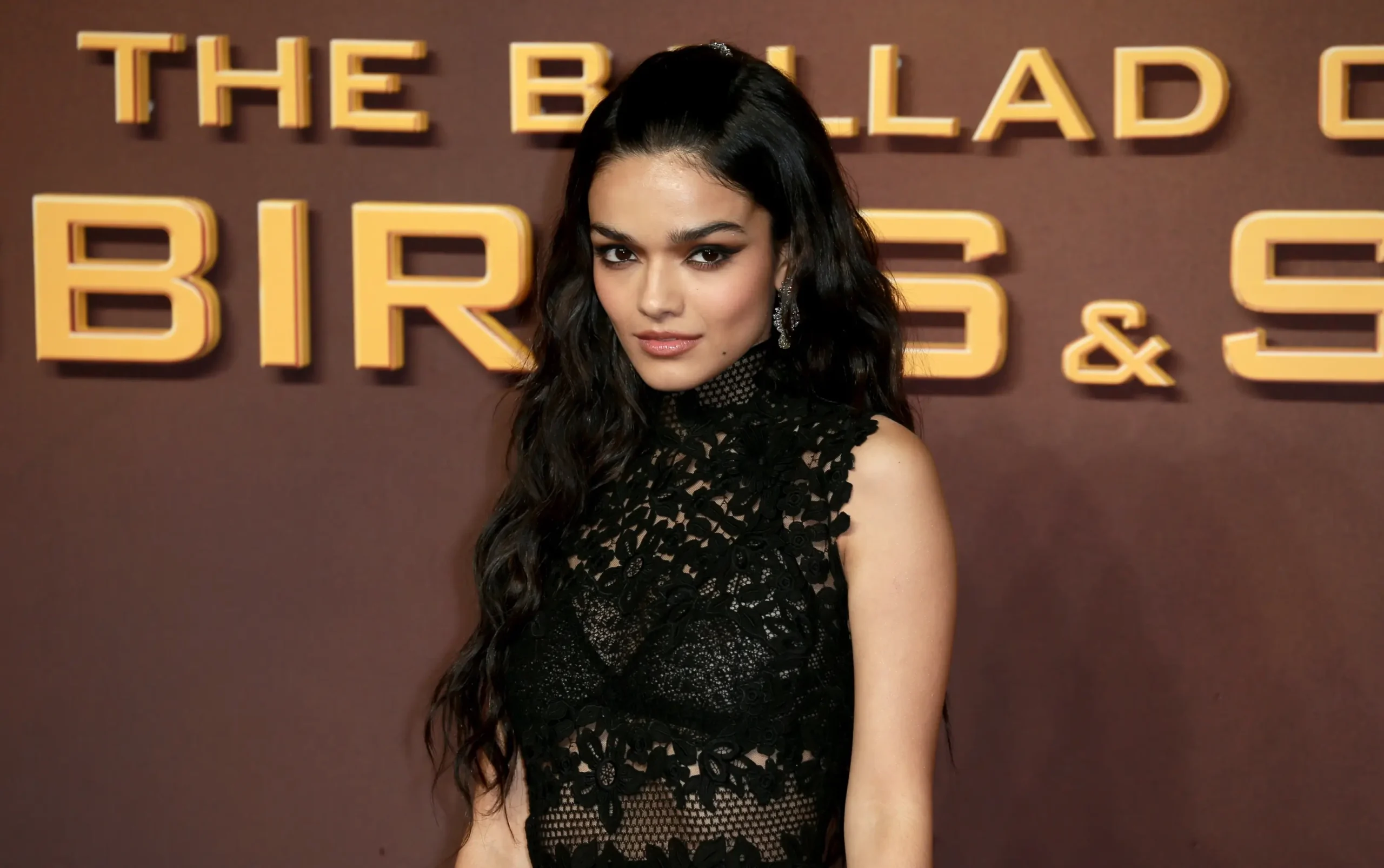 Rachel Zegler pózuje novinářům.