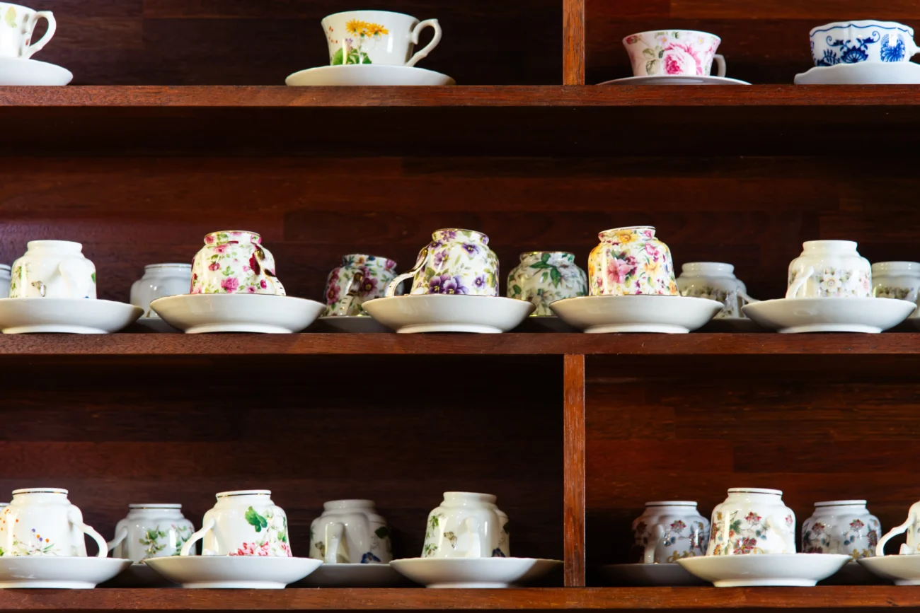 shutterstock_2668375601-2 | TVGURU.cz Na poličce jsou vystavené porcelánové hrnky.