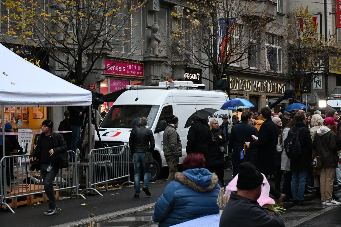 Auto ČT1 je zaparkované za lidmi. 