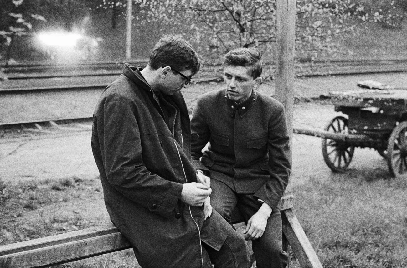 dva muži sedící vedle sebe