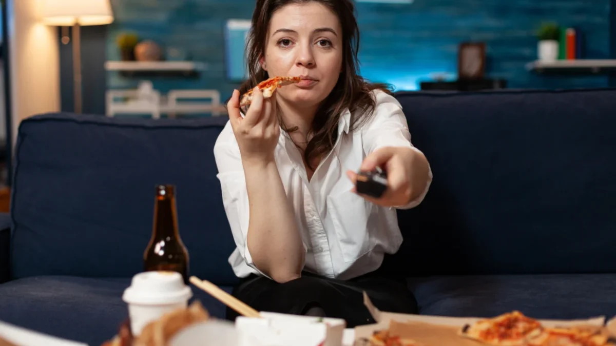 žena sleduje televizi