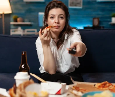 žena sleduje televizi