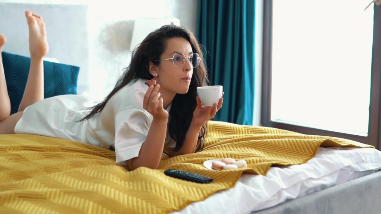 shutterstock_2598995133 | TVGURU.cz Sledování televize po ránu