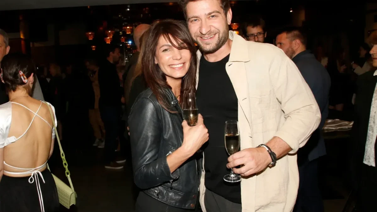 Hlavní herec s jeho přítelkyní.