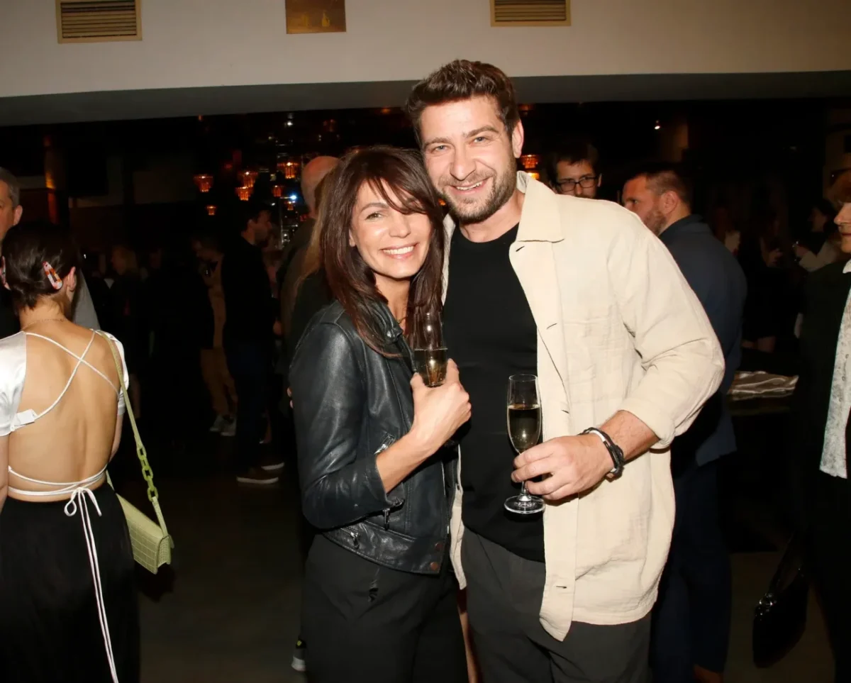 Hlavní herec s jeho přítelkyní.