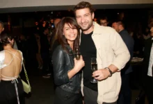 Hlavní herec s jeho přítelkyní.