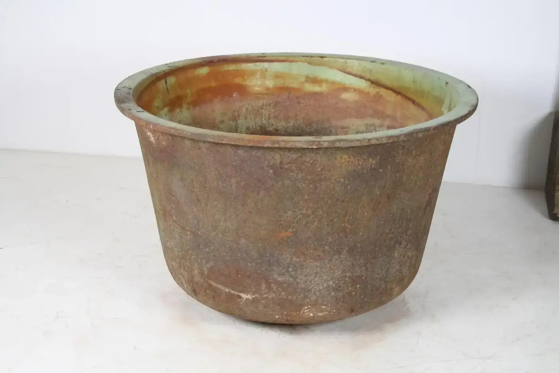 Litinový starožitný kotlík