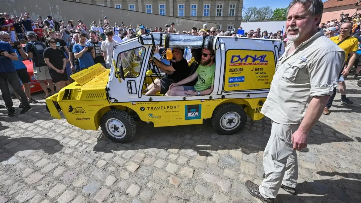 Dan Přibáň s obojživelným vozem.