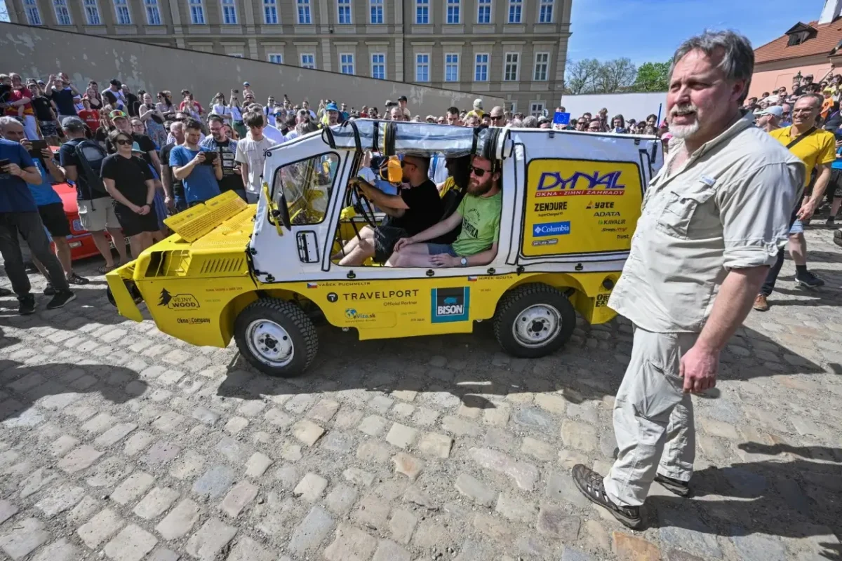 Dan Přibáň s obojživelným vozem.