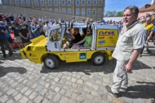 Dan Přibáň s obojživelným vozem.