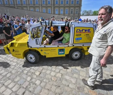 Dan Přibáň s obojživelným vozem.