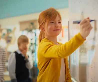 dítě počítá příklad na tabuli