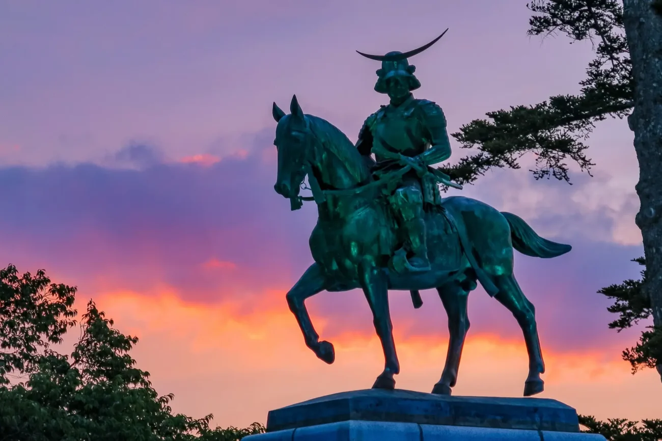 samuraj | TVGURU.cz Socha samuraje na koni