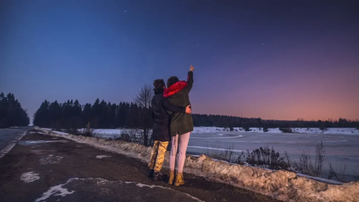 Lidé dívající se na nebe.