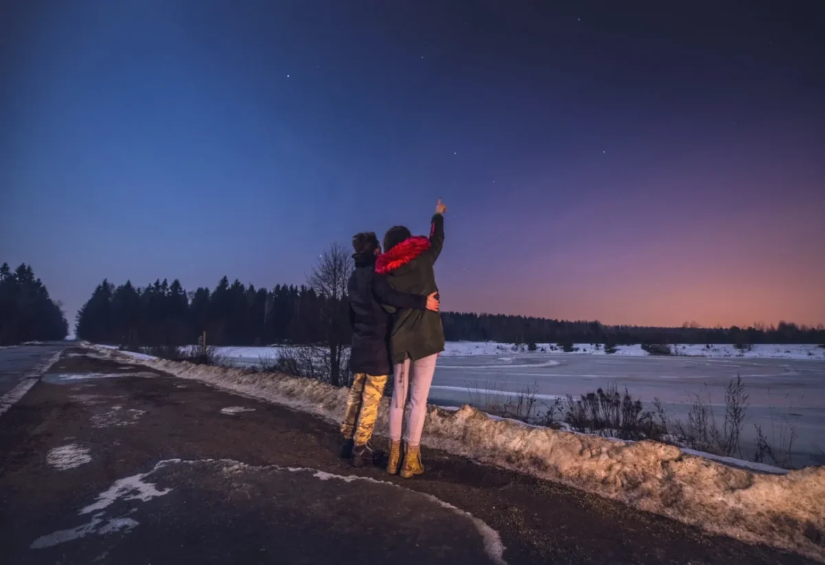 Lidé dívající se na nebe.