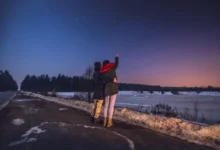 Lidé dívající se na nebe.