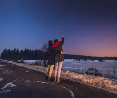 Lidé dívající se na nebe.