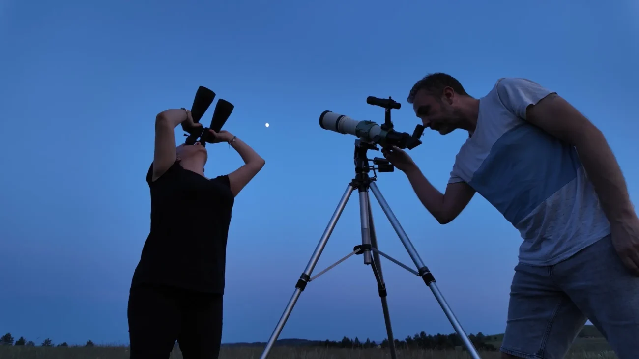 Ideální bude sledovat oblohu kolem půlnoci. Zdroj: Shutterstock | TVGURU.cz Lidé sledující oblohu.