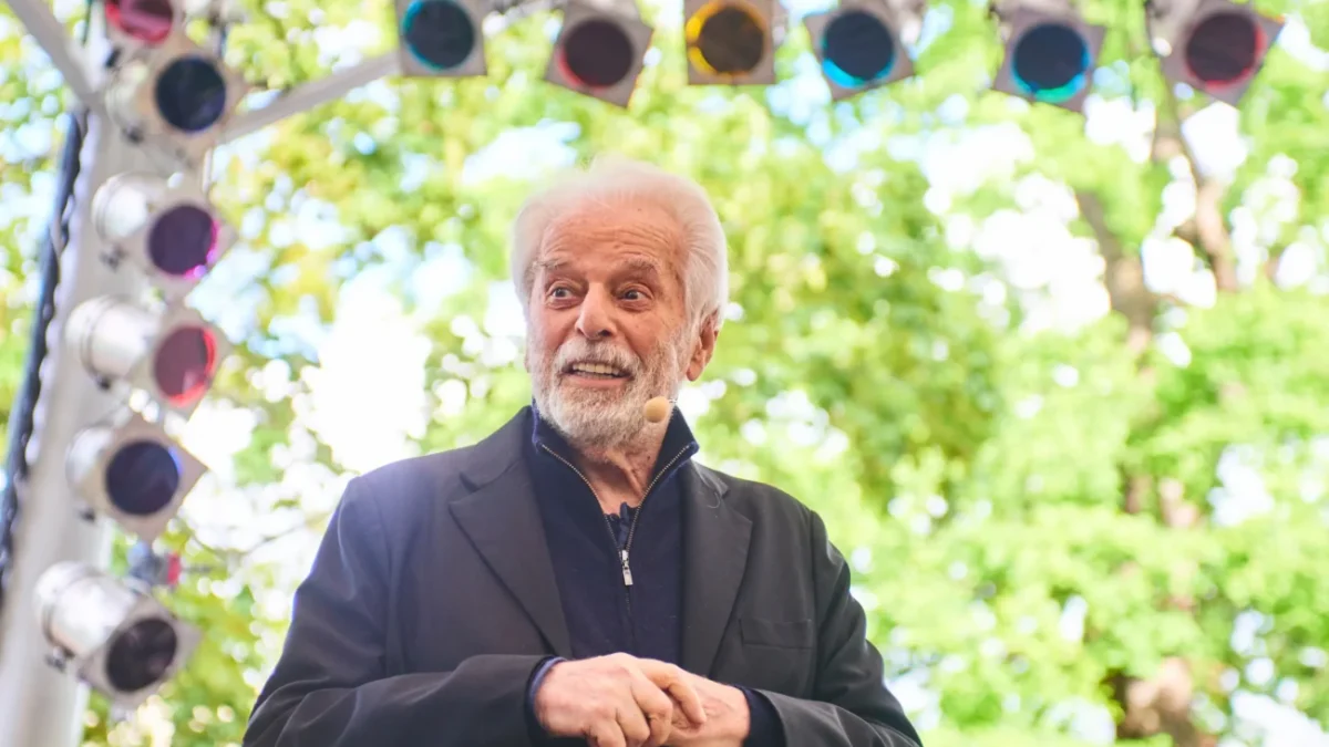 Starší muž se dívá před sebe.